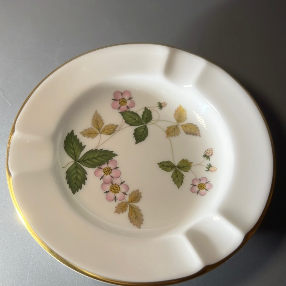VTG Trinket Dish w/ Wild Strawberry Wedgewood 4.5” Diameter, Gold Trim, England